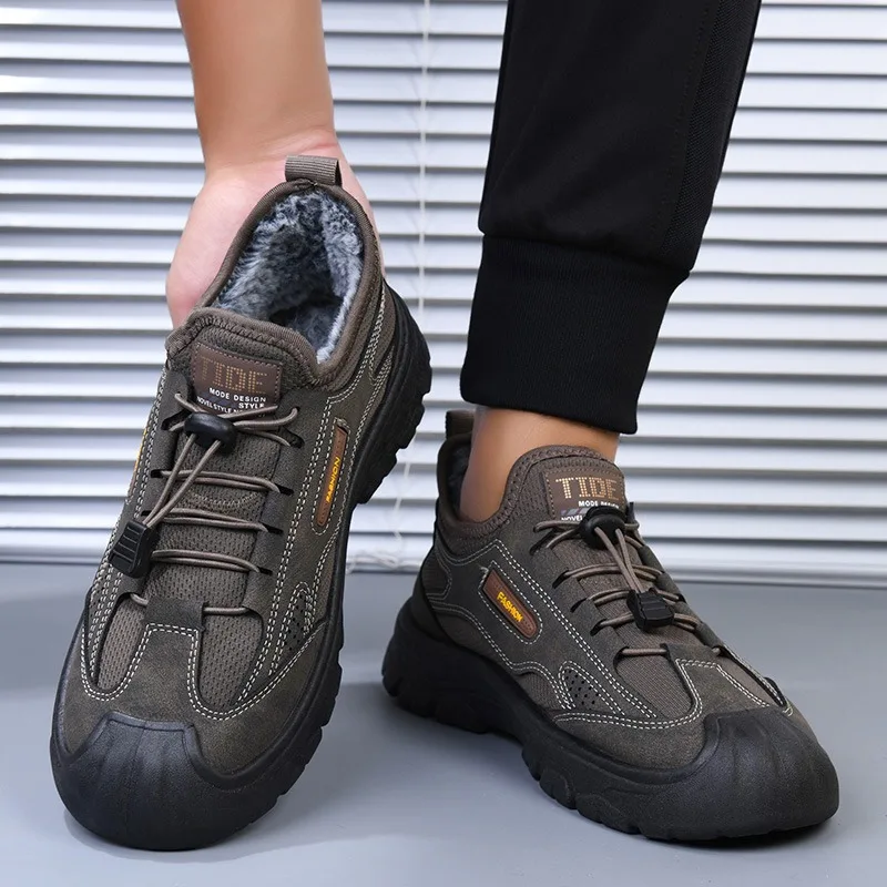 Running Shoes Men - 2026年冬の新作メンズスノーブーツ。ファッション性があり、快適で暖かく、裏地がふわふわの素材を使用。アウトドアに適した柔らかいソールと、綿素材の靴底を採用した、男性用のランニングスニーカー。