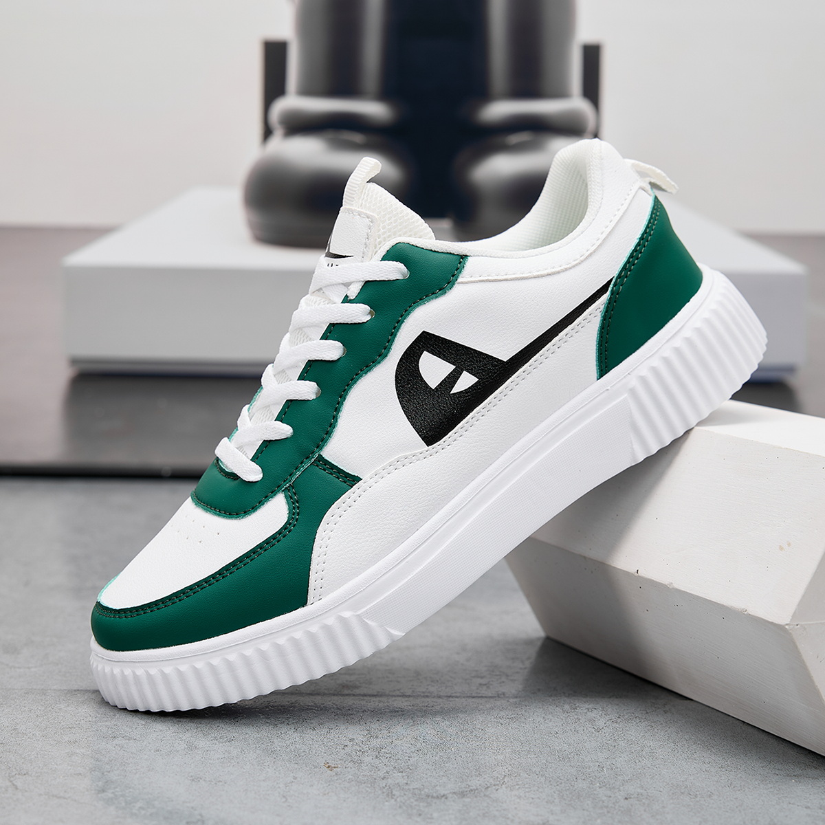 女性の靴スケートボード通気性男性用ファッションスニーカー軽量 - Running Shoes Women のレビューと価格